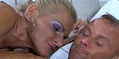 Bubble butt mom receives a firm cock up her nice bootyhole