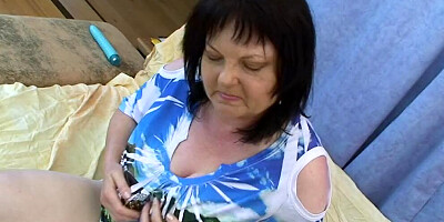 Heaassliche Blonde Oma wird vom Nachbarn gebumst