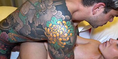 Inked guy fucks his horny girlfriend in the hotel room