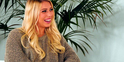 Sex-craving blonde and brunette are sharing a fat shaft in a threesome