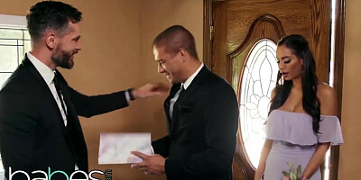 Blonde comforts the upset bride thanks to lesbian sex