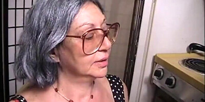 Classic porn video shows mature woman ridign dick on the couch