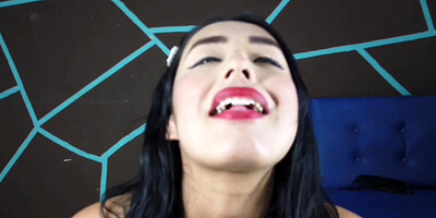 I swallow some fruits as if it were a big dick and to train my throat
