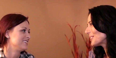 Amateur girls are kissing and licking cunts in this lesbian video