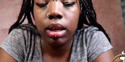 Bootylicious Ebony MILF Plays With a Big Sex Toy on Webcam Show