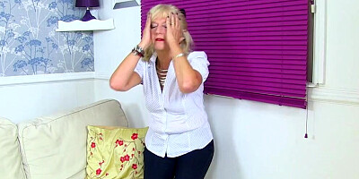 Big titted milf Wendy Leigh rubs her clit