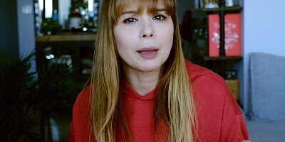 Slutty mom Leira Leber shows those tits and gives jerk off instructions