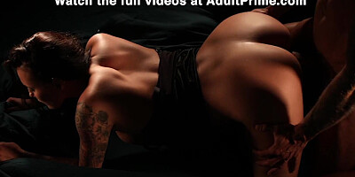 Smoking hot chicks are sharing lucky dude's willy in a 3some