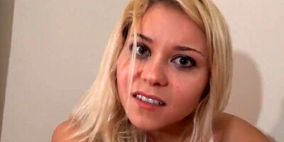 Blonde Schlampe fickt einen alten Mann