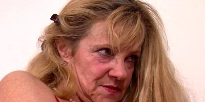 Helga ruft ihre freundin um den neuen Nachbar zu begutachten!