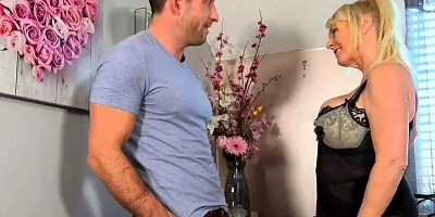 Curvy mature woman shakes those massive tits while jumping on hard cock