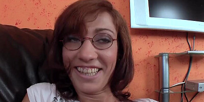 Nerdy MILF Sidney Love is filmed while drilling cunt with a dildo