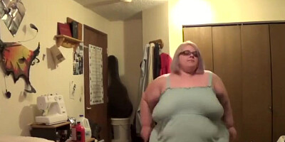 Fat blonde woman shakes that big ass for horny fans