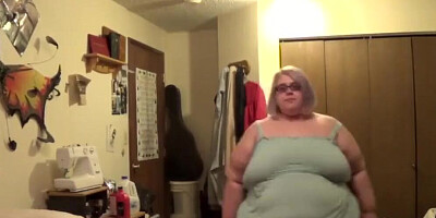 Fat blonde woman shakes that big ass for horny fans