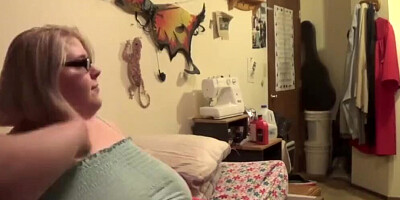 Fat blonde woman shakes that big ass for horny fans
