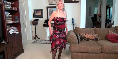 USA GILF Lilli toys her pussy in lingerie