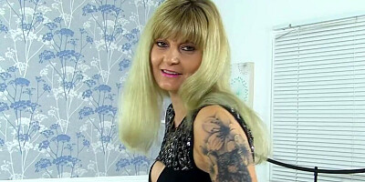 Perverted Kelly Cummins is playing with her twat in front of the cam