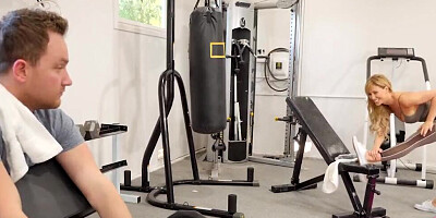 Splendid cougar Cherie DeVille rides her lucky fitness instructor in the gym