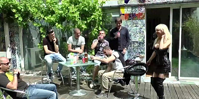 Thérèse, la mature sexy en gangbang hard