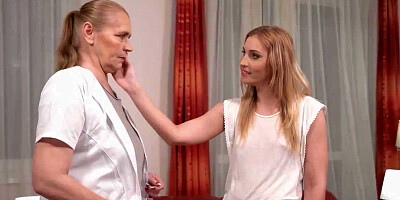 Cougar and stepdaughter are having some steamy lesbian sex interaction