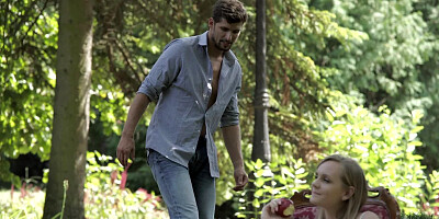 Blonde does a blow job in the park with her sexy lips