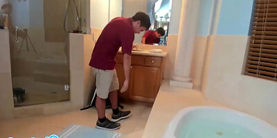 MILF AND TEEN IN BATHTUB