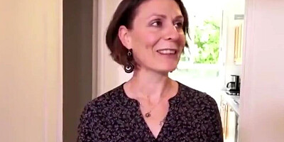 Mature lady agrees to fuck on the camera for some quick cash