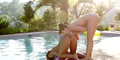 Outdoor oral sex and pussy fingering between two lesbians in heat