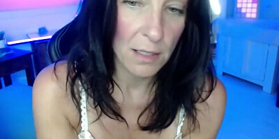 Naughty webcam MILF is playing with her pussy on live webcam show