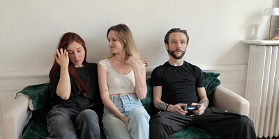 Amateur threesome – Two French goddess share a lucky man