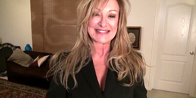 American milf Phoebe Waters works her pussy with fingers