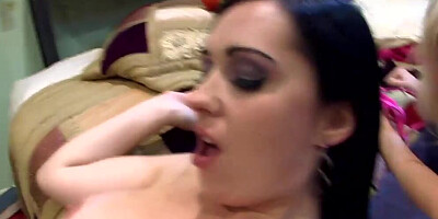 Three MILFs and two guys are having a fivesome sex orgy