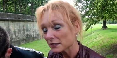 Mendy, cougar sexy aux gros seins, a faim de bite