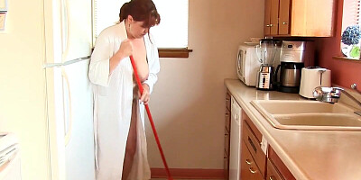 Chubby mature woman is playing with her big cunt on webcam