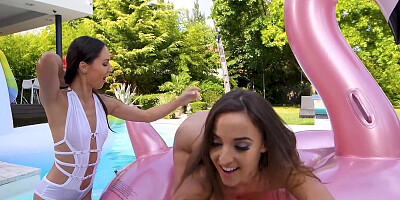 Amirah Adara & Lilu Moon are playing with their two-sided toy