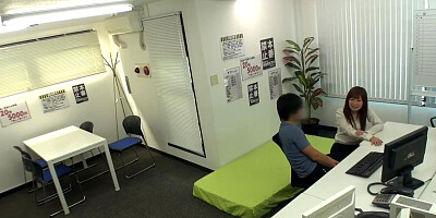 A girl runs into an old acquaintance at a sex club that prohibits sexual intercourse! The awkward atmosphere is left to the star