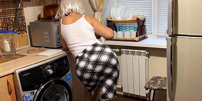 In the kitchen it's nice to have sex with a mature MILF in the ass