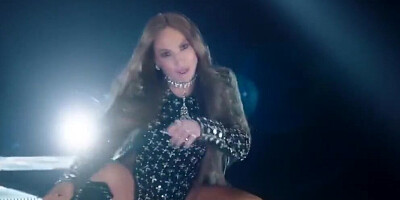 Jennifer Lopez dancers half naked in this sexy music video