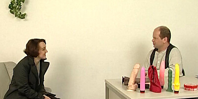 Classic porn video shows MILF sucking a dick and fucking at porn casting