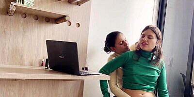 Descubro que mi jefe usa lubricantes y me los mete en mi vagina!