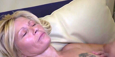 La Cougar Blonde Fait Son Premier Porno!