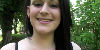 Une salope de 19 ans, mon plan cul, je l'ai rencontrée sur Tinder je la baise dans un parc