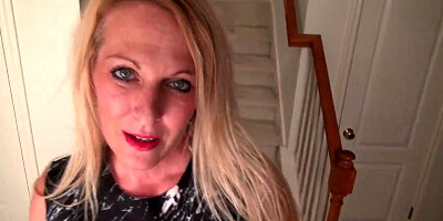 Canadian milf Velvet Skye slowly rubs her mature pussy