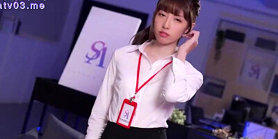 Hot OL office slut with hot body and long legs take off her hot pantyhose and test the big dick to fuck her pussy