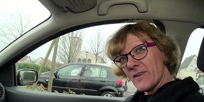 Lucie, mature aux gros seins veut rendre jaloux son mari