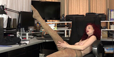 USA milf Veronica feels naughty in nylon pantyhose