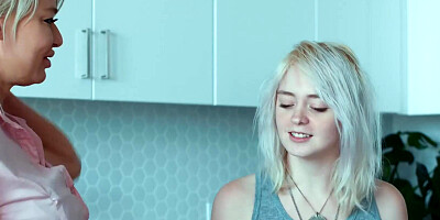 SEXY MOMMA - London and Annie Eat Each Other for Dinner