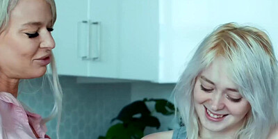 SEXY MOMMA - London and Annie Eat Each Other for Dinner