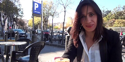 Delphine, est timide mais adore la bite