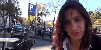 Delphine, est timide mais adore la bite